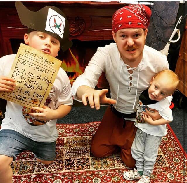 Ykids dressed as pirates